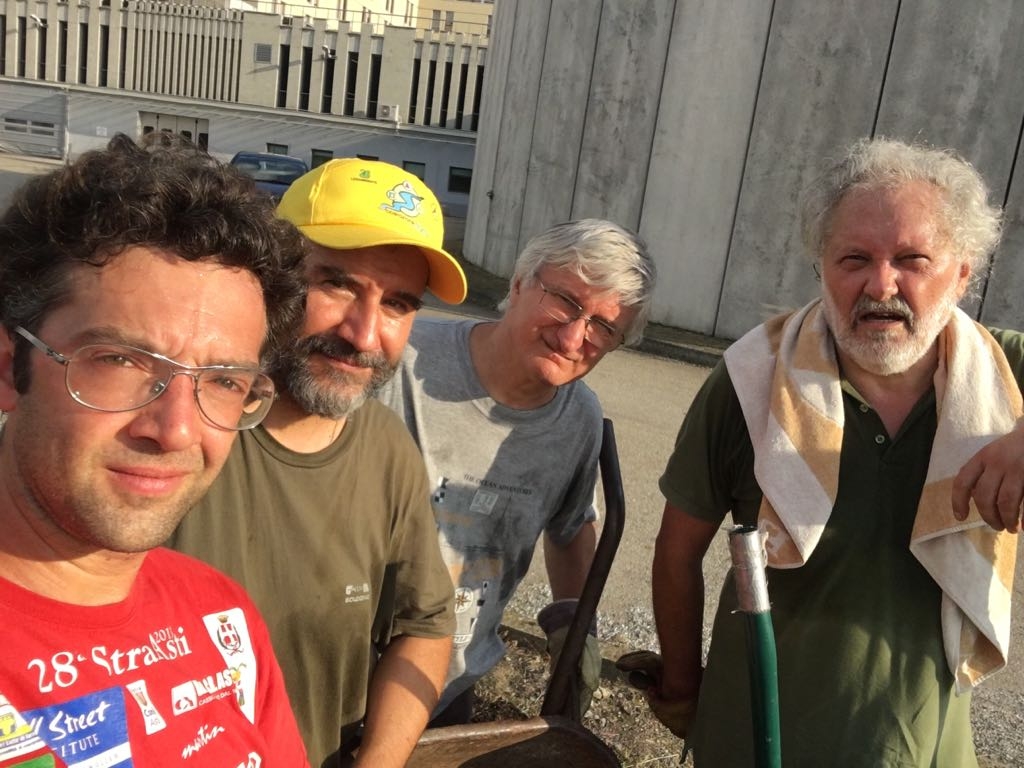 Foto ricordo a conclusione del lavoro di distribuzione del compost agli alberi del Parco della Salute dell Ospedale Cardinal Massaia di Asti. Da (sx): Alessandro Risso, Marco Devecchi, Angelo Porta e Giancarlo Dapavo [Foto di Alessandro Risso].