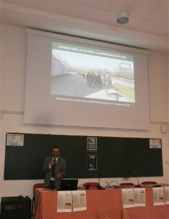 Relazione del Prof. Marco Devecchi, Università di Torino, su "Perché investire nel verde urbano?" [Foto di Paola Grassi].