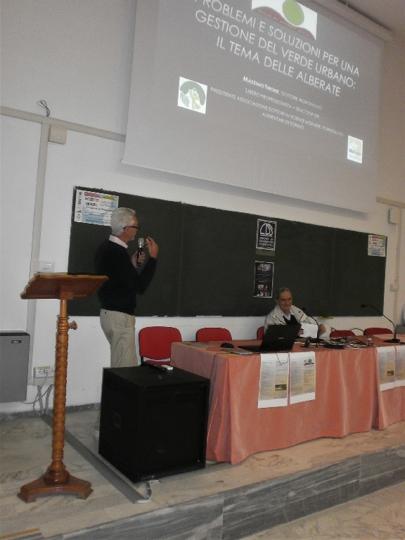 Relazione del Dott. Massimo Tirone, Agronomo esperto di valutazione fitostatica, su "Problemi e soluzioni per una gestione del verde urbano. Il tema delle alberate".