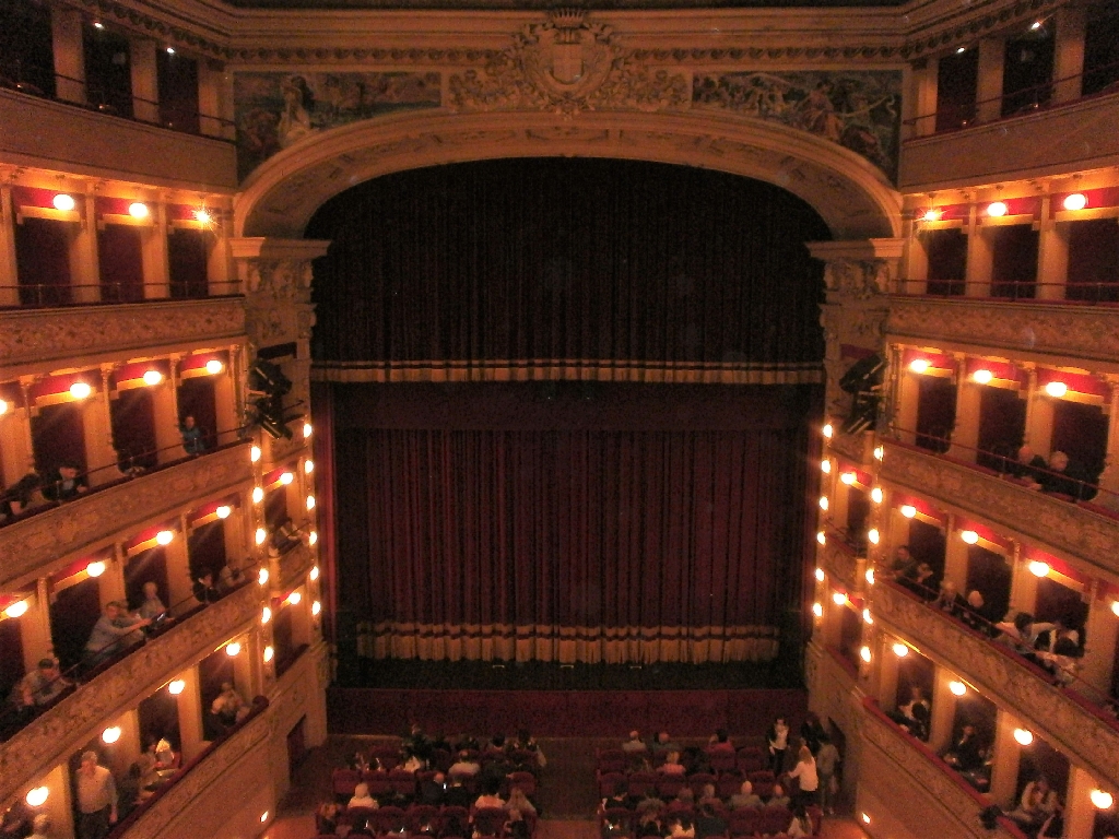 Veduta del Teatro Alfieri di Asti all avvio della rappresentazione teatrale "Arsenico e vecchi merletti" da parte della compagnia teatrale amatoriale "I Matt attori".