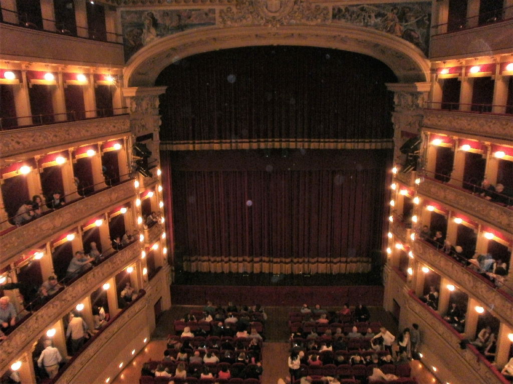 Termine della rappresentazione teatrale "Arsenico e vecchi merletti" da parte della compagnia teatrale amatoriale "I Matt attori".