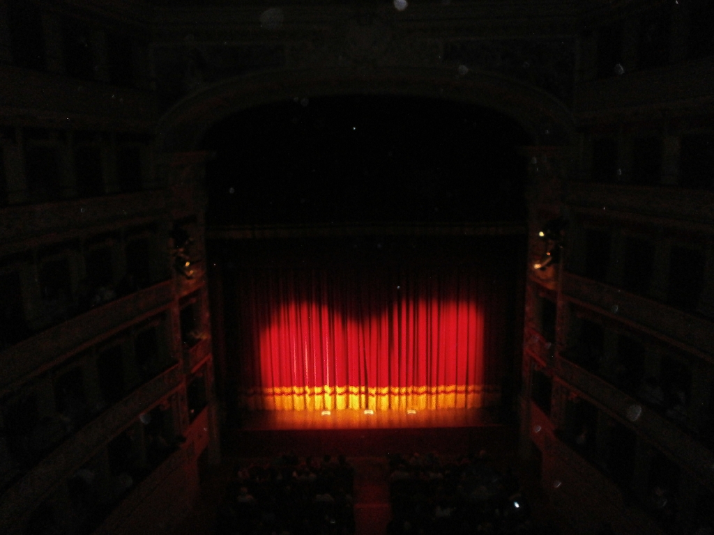 Inizio della rappresentazione teatrale "Arsenico e vecchi merletti" da parte della compagnia teatrale amatoriale "I Matt attori".