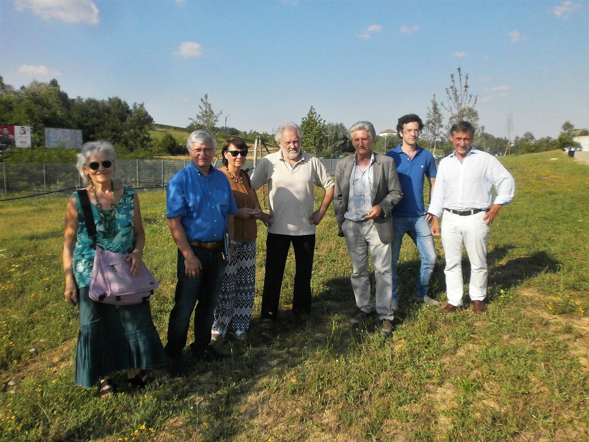 Foto ricordo al termine del sopralluogo al Parco della Salute con l esame del nuovo impianto di irrigazione in grado di rifornire singolarmente ogni albero di recente piantagione. Da (sx): Mirella Zitti, Angelo Porta, Elena Berta, Giancarlo Dapavo, Ernesto Doglio Cotto, Alessandro Risso e Alberto Testa.