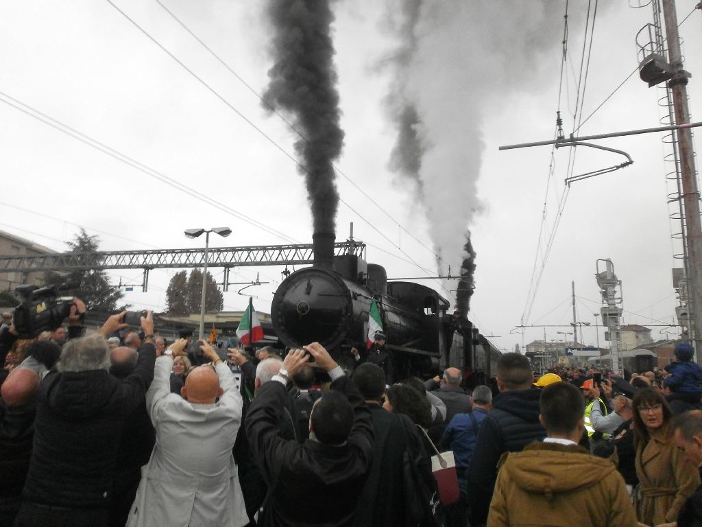 Pubblico presente all arrivo ad Asti del Treno storico a vapore.