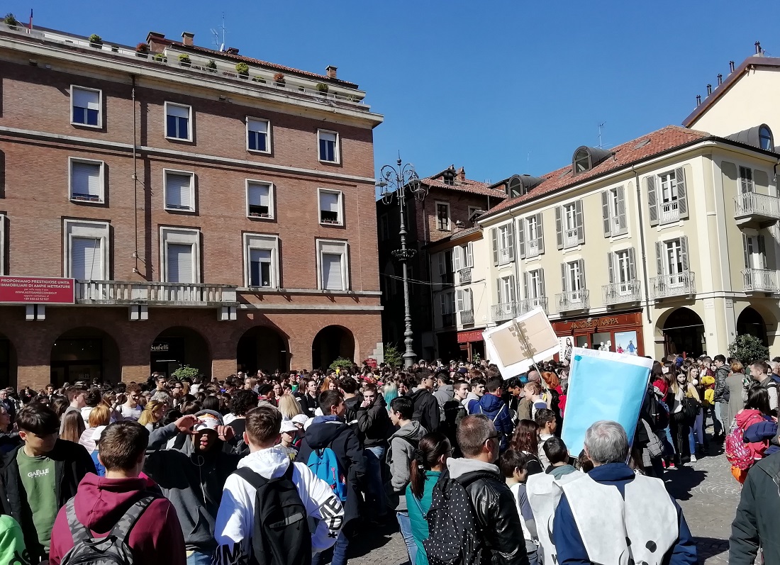 Veduta della numerosa e partecipata manifestazione ad Asti del "Global strike for future" a favore dell ambiente.