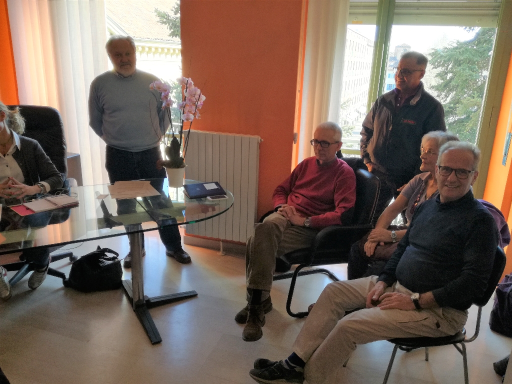 Foto dei partecipanti alla riunione per la riqualificazione del Viale alberato di Corso Torino ad Asti. Da (sx): Giancarlo Dapavo (Presidente del Circolo Legambiente Gaia di Asti, Massimo Tirone (Agronomo), Fabrizio Rapetto e Giovanni Maggiorotto (Associazione Italiana Professionisti del Verde) e Mirella Zitti [Foto di Riccardo Palma].