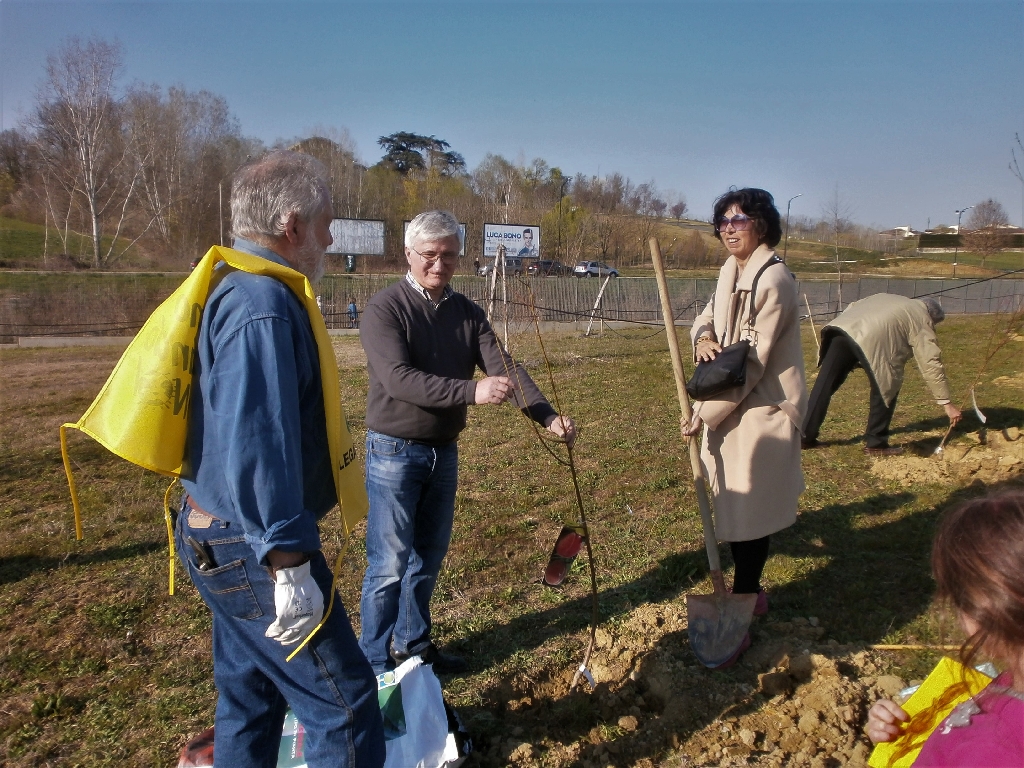 Messa a dimora di un nuovo albero nel Parco della salute dell Ospedale Cardinal Massaia da parte della Dott.ssa Cristina Chialvi dell ASL di Asti.