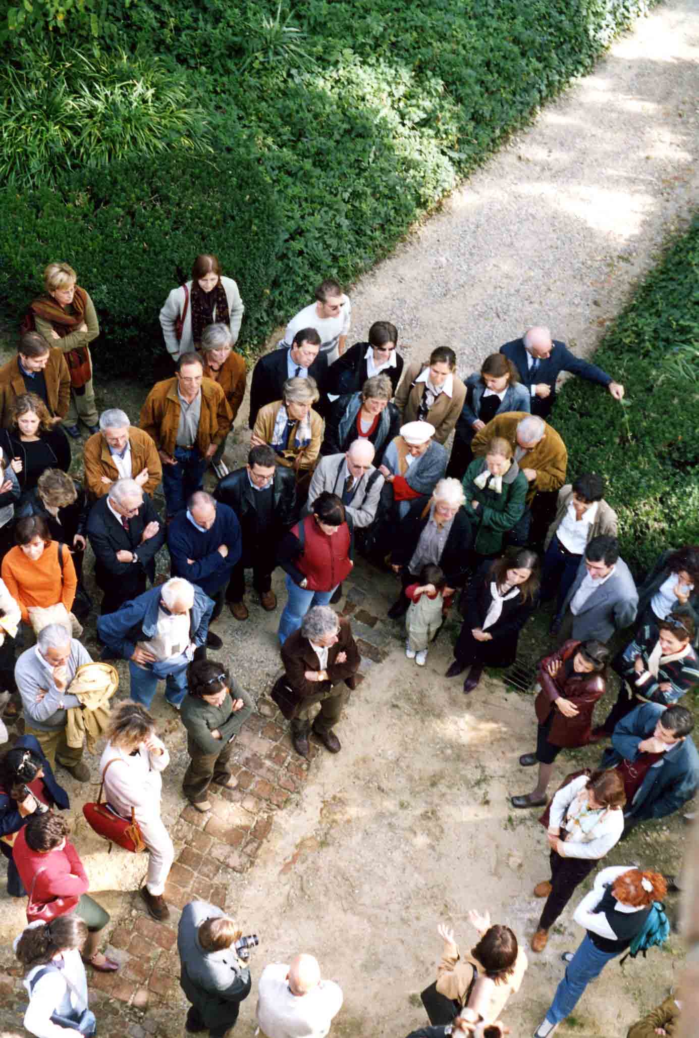 Foto ricordo dei partecipanti al convegno nel giardino del Castello di Settime d'Asti