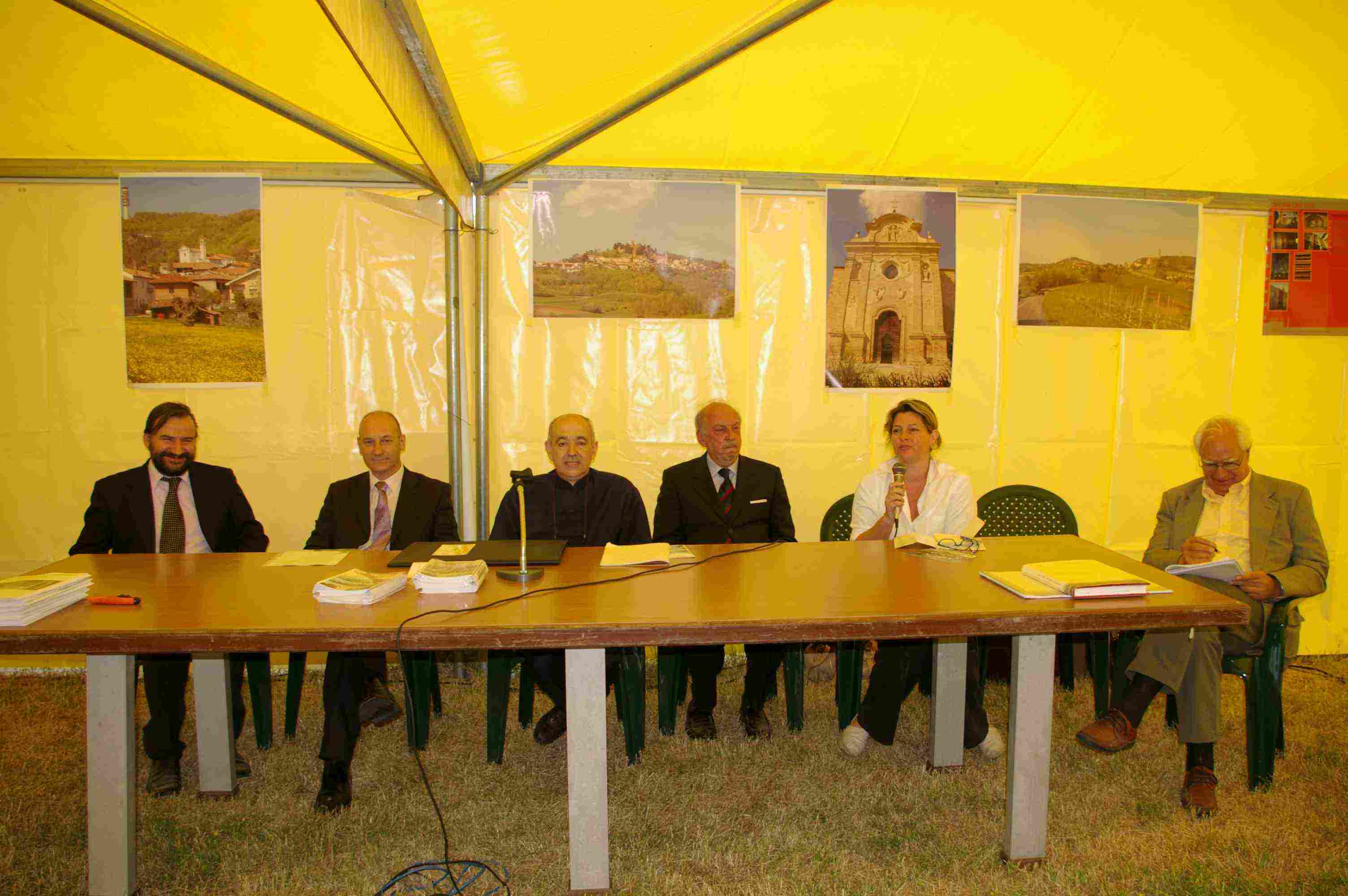 Tavolo dei relatori del Convegno "TUTELARE IL PAESAGGIO, COSTRUIRE IL FUTURO" Villadeati - Sabato 10 giugno 2006 