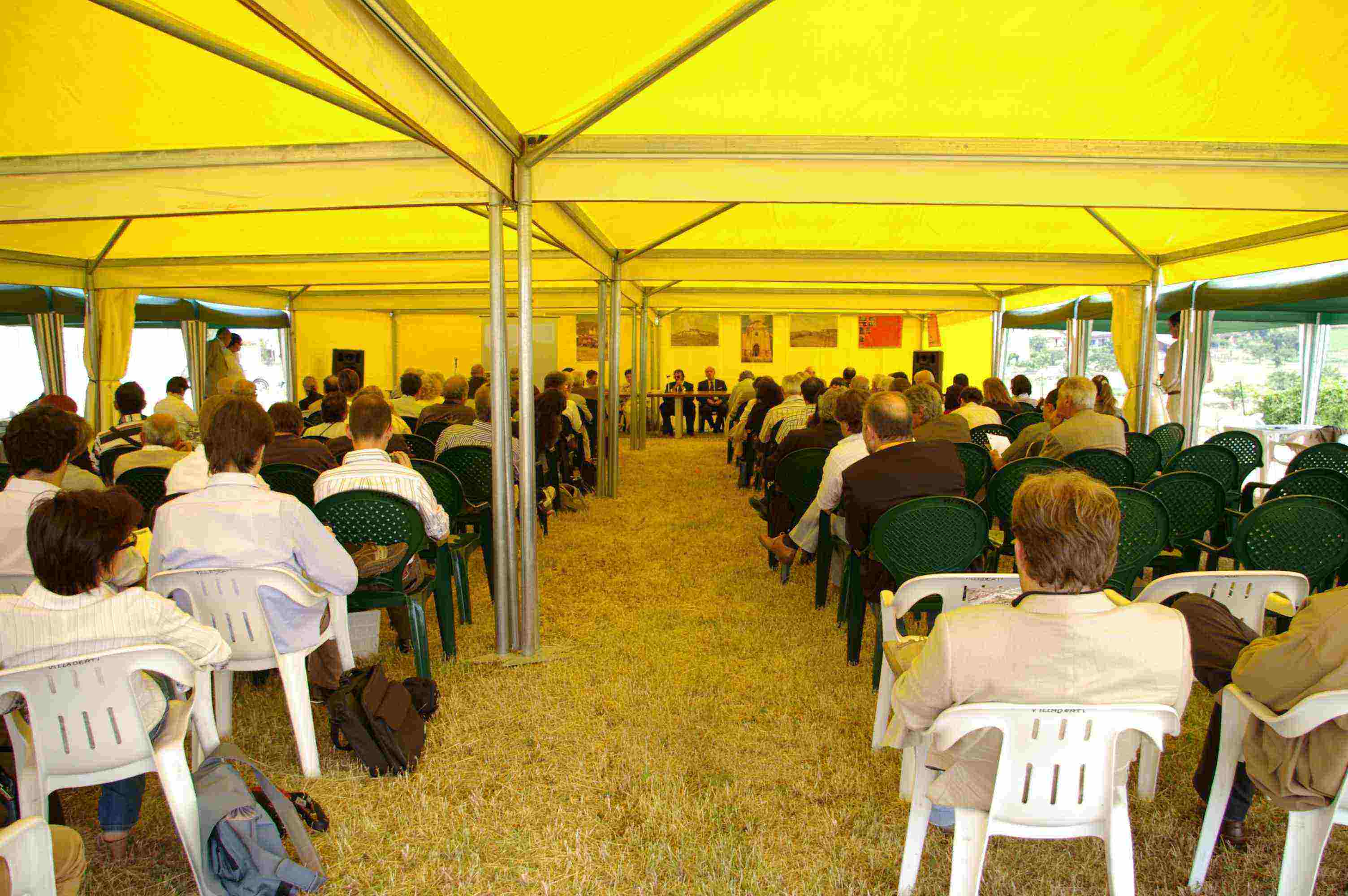 Veduta del pubblico partecipante al Convegno "TUTELARE IL PAESAGGIO, COSTRUIRE IL FUTURO" Villadeati - Sabato 10 giugno 2006 
