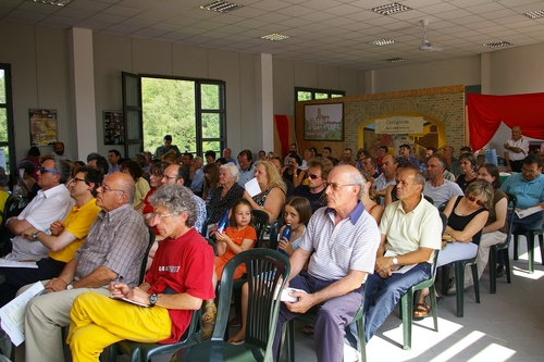 CONVEGNO di PRESENTAZIONE della Proposta di Dichiarazione di Interesse pubblico del Paesaggio Astigiano  (Cortiglione - Domenica 1 Luglio 2007) - Pubblico presente in sala