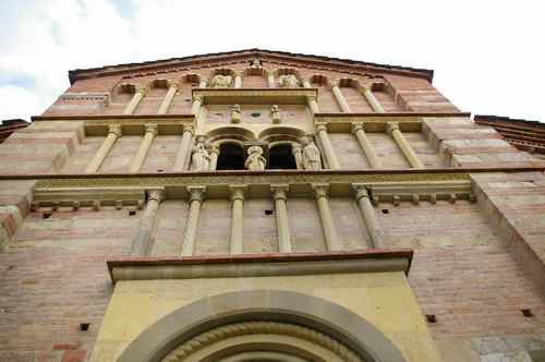 Veduta della facciata della Canonica maggiore di Santa Maria di Vezzolano.