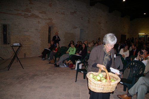 Consegna di un cesto di mele prodotte dal frutteto della Canonica di Vezzolano