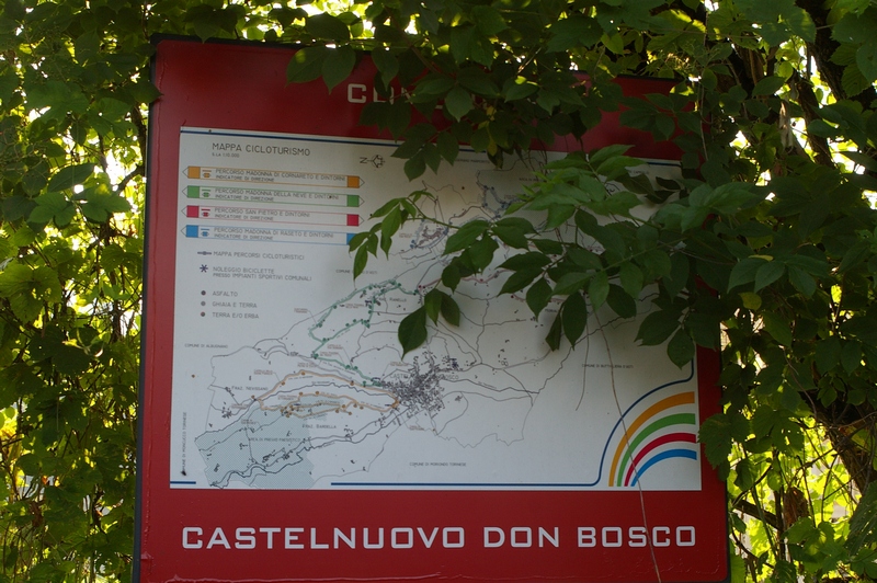 Sentieristica presente nel comune di Castelnuovo Don Bosco (Foto di Francesco Devecchi).
