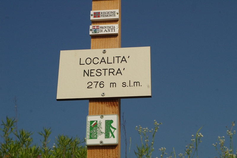 Cartello indicatore della Località NESTRÁ a Castelnuovo Don Bosco (Foto di Francesco Devecchi).