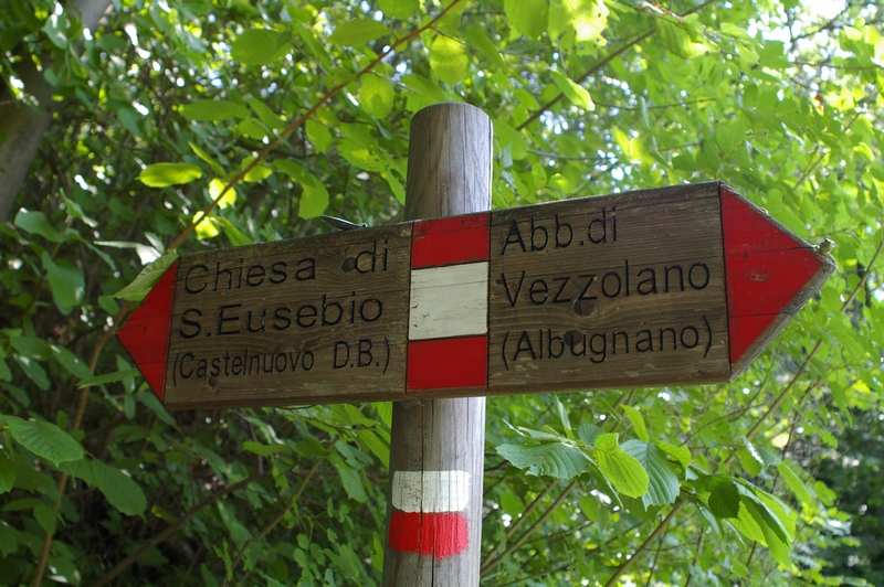 Segnaletica del CAI lungo la strada campestre Sant Eusebio di Castelnuovo Don Bosco - Santa Maria di Vezzolano.