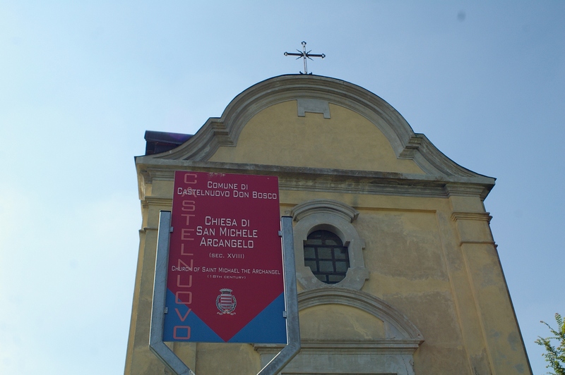 Veduta della facciata della Chiesa di San Michele Arcangelo a Castelnuovo Don Bosco.