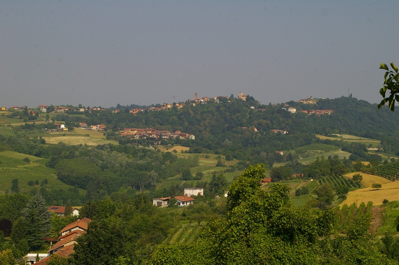 Veduta sullo sfondo dell abitato di Moncucco torinese (Foto di Francesco Devecchi).
