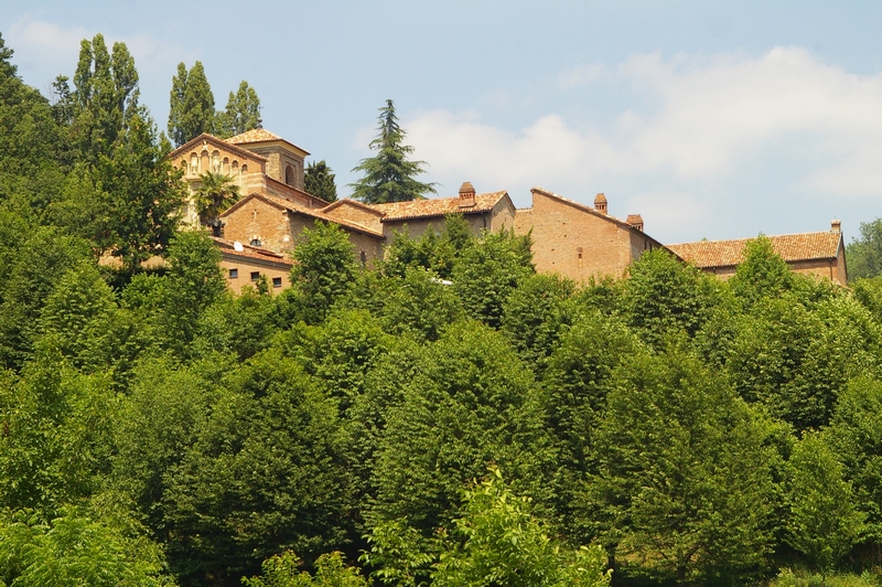 Veduta nel pregevolissimo paesaggio boschivo della Canonica di Santa Maria di Vezzolano ad Albugnano.
