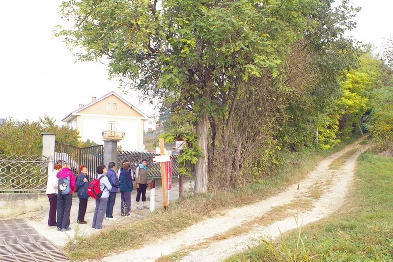Avvio della camminata organizzata da Hastarte tra la Chiesa romanica di Sant Eusebio di Castelnuovo Don Bosco e la Canonica di Santa Maria di Vezzolano.