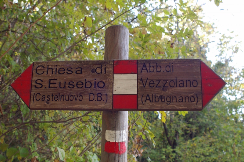 Cartelli segnaletici il percorso tra la Chiesa di Sant Eusebio a Castelnuovo Don Bosco e la Canonica di Santa Maria di Vezzolano.