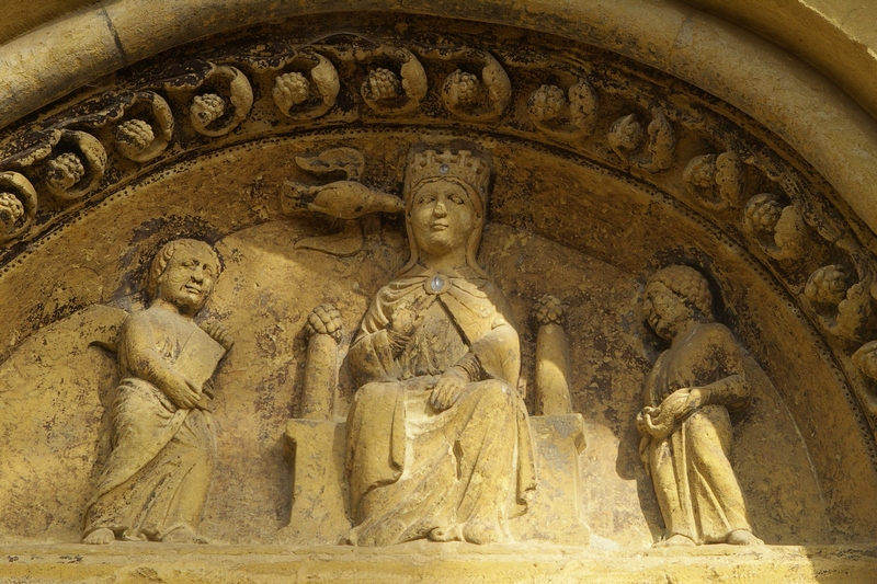 Rappresentazione dell annunciazione della Vergine presente sulla facciata della Canonica di Santa Maria di Vezzolano.