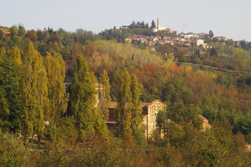 Veduta della Canonica di Santa Maria di Vezzolano immersa nella vivace colorazione autunnale della vegetazione arborea ed arbustiva dell Alto Astigiano.