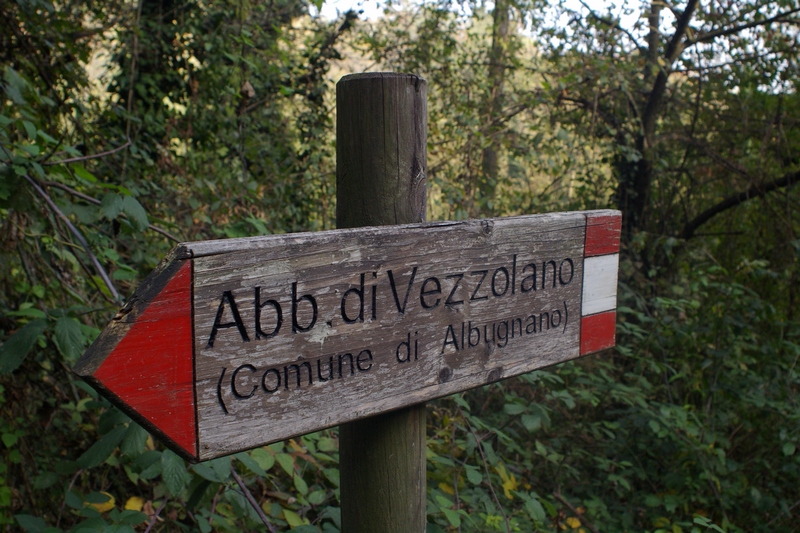 Cartello indicatore del sentiero in direzione della Canonica di Santa Maria di Vezzolano.