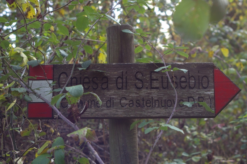 Cartello indicatore del sentiero verso la Chiesa di Sant Eusebio a Castelnuovo Don Bosco.