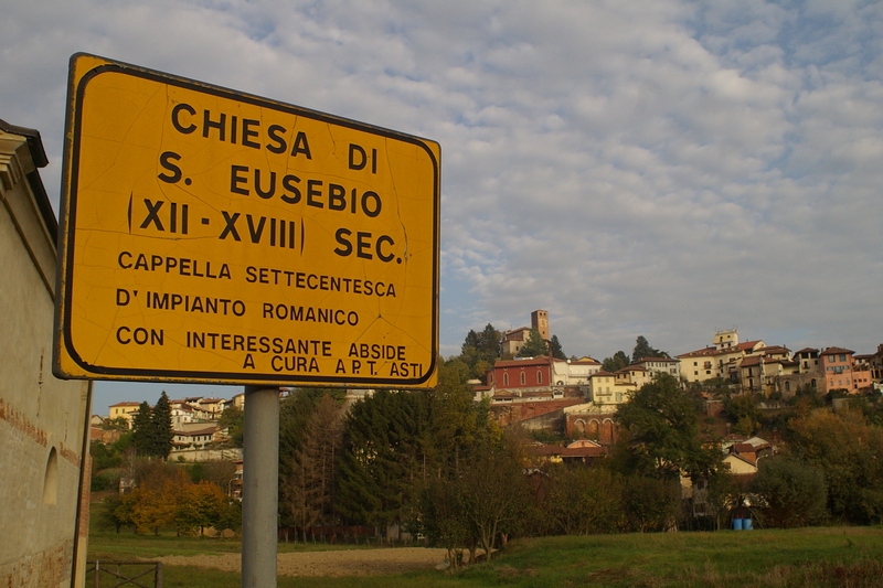 Cartello illustrativo della Chiesa romanica di Sant Eusebio e sullo sfondo l abitato di Castelnuovo Don Bosco.