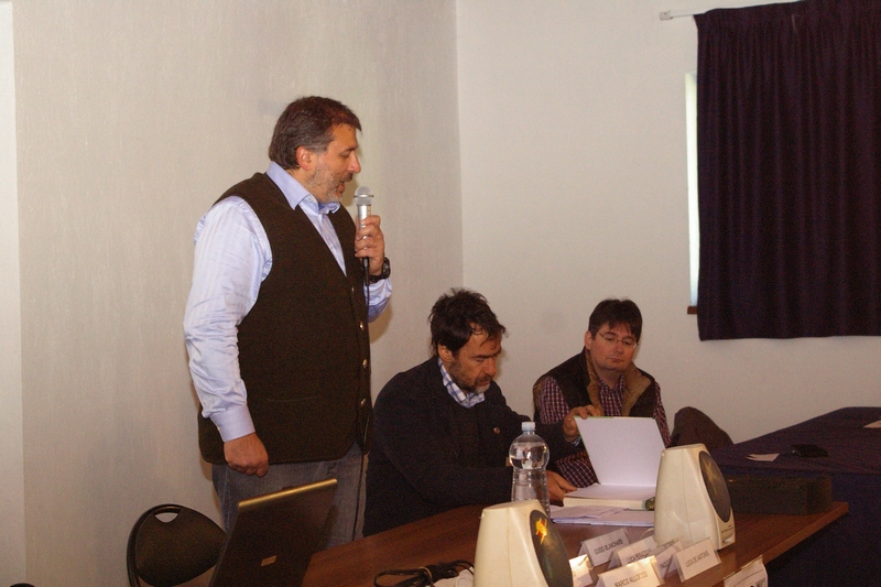 Saluto iniziale del Dott. Geol. Paolo Sassone (Associazione Ro Verda), organizzatore del Convegno sulle "Opere di ingegneria naturalistica utili alla manutenzione del territorio collinare. Esperienze, soluzioni sostenibili, Unesco".