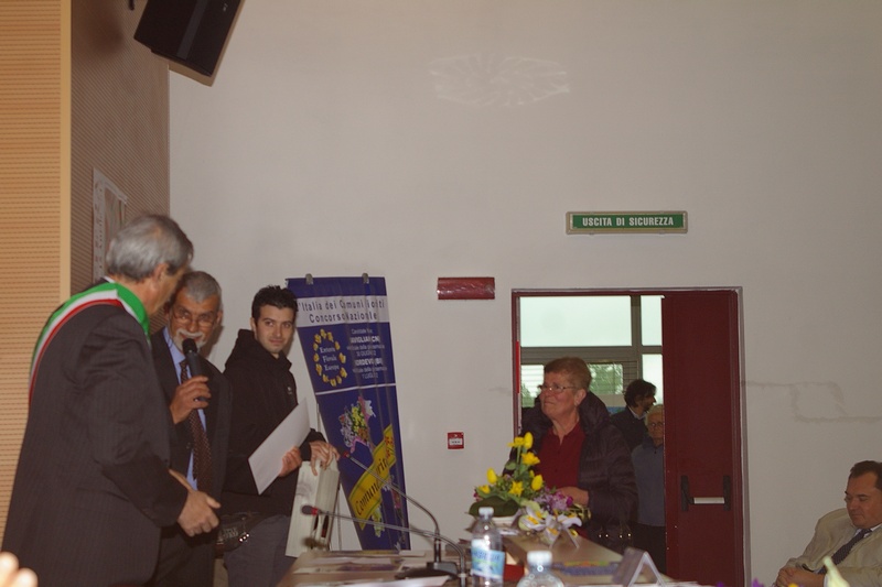 Premiazione del Concorso fioriture ad Isola d Asti da parte del Sindaco, Franco Cavagnino, e dell Assessore Sergio Baino  (Foto di Francesco Devecchi).