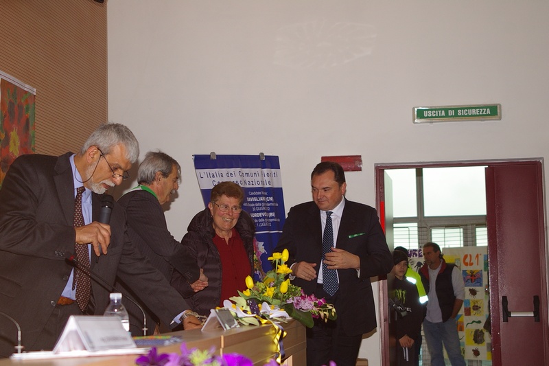 Premiazione del Concorso fioriture ad Isola d Asti da parte del Sindaco, Franco Cavagnino, e dell Assessore Sergio Baino. Consegna del Premio da parte del Senatore Fogliato  (Foto di Francesco Devecchi).