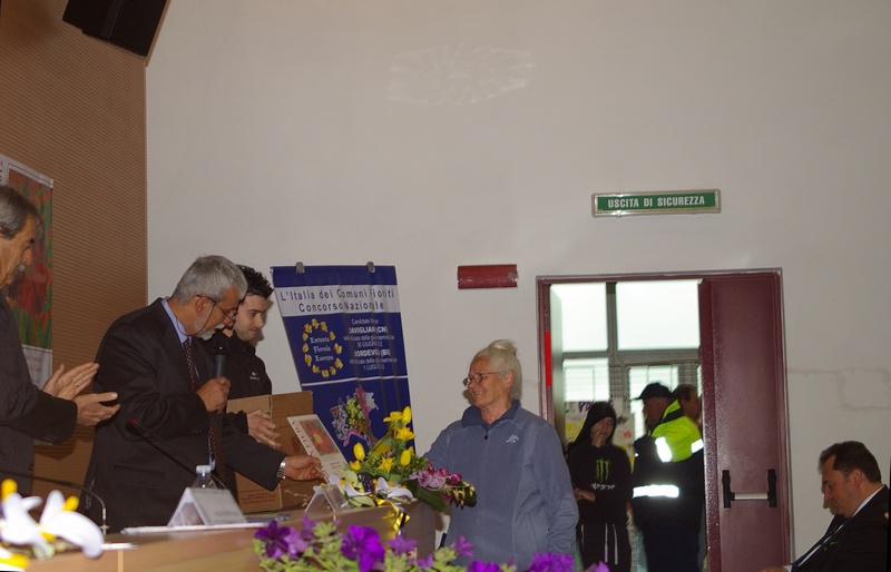 Premiazione del Concorso fioriture ad Isola d Asti da parte del Sindaco, Franco Cavagnino  (Foto di Francesco Devecchi).