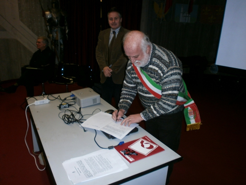 Sottoscrizione della Mozione per il mantenimento dell areale del Freisa nella Candidatura UNESCO da parte del Sig. Giuseppe Cirio, Sindaco di Pino d Asti.