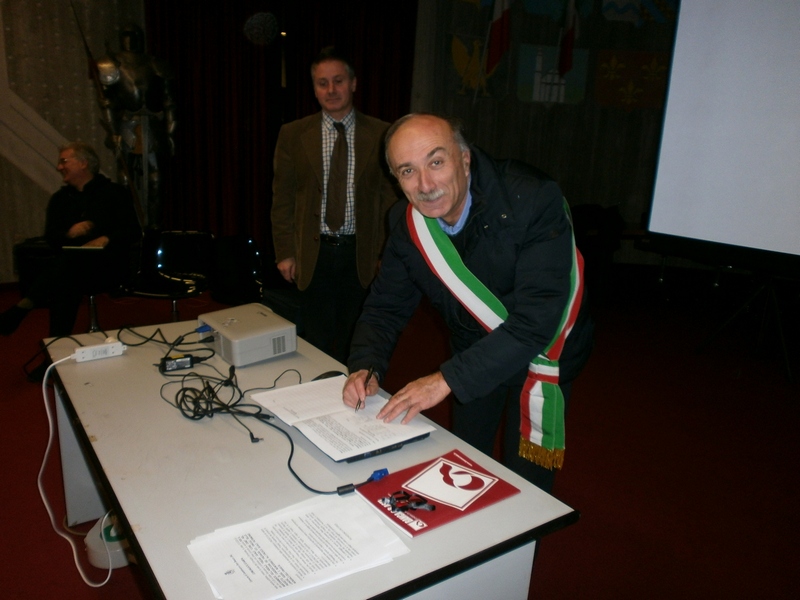 Sottoscrizione della Mozione per il mantenimento dell areale del Freisa nella Candidatura UNESCO da parte del Dott. Roberto Bechis, Sindaco di Buttigliera d Asti.