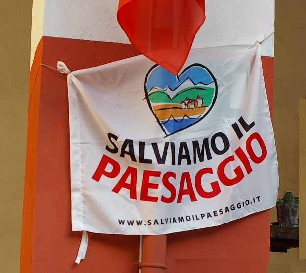 Bandiera di SALVIAMO IL PAESAGGIO - www.salviamoilpaesaggio.it (Foto fi Francesco Devecchi).