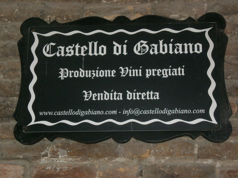 Targa all ingresso del Castello di Gabiano.