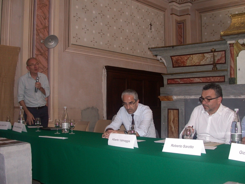 Avvio dei lavori dell incontro di studio da parte del Dott. Umberto Galli Orsi dell Associazione Valle Belbo Pulita.