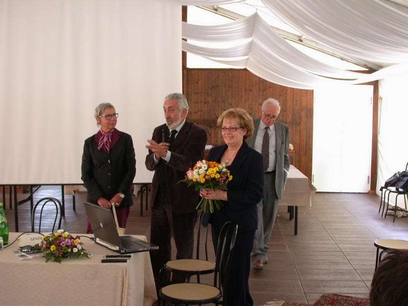 Omaggio floreale alla Prof. Maria Vittoria Gatti, Presidente dell Associazione "I nostri tigli".
