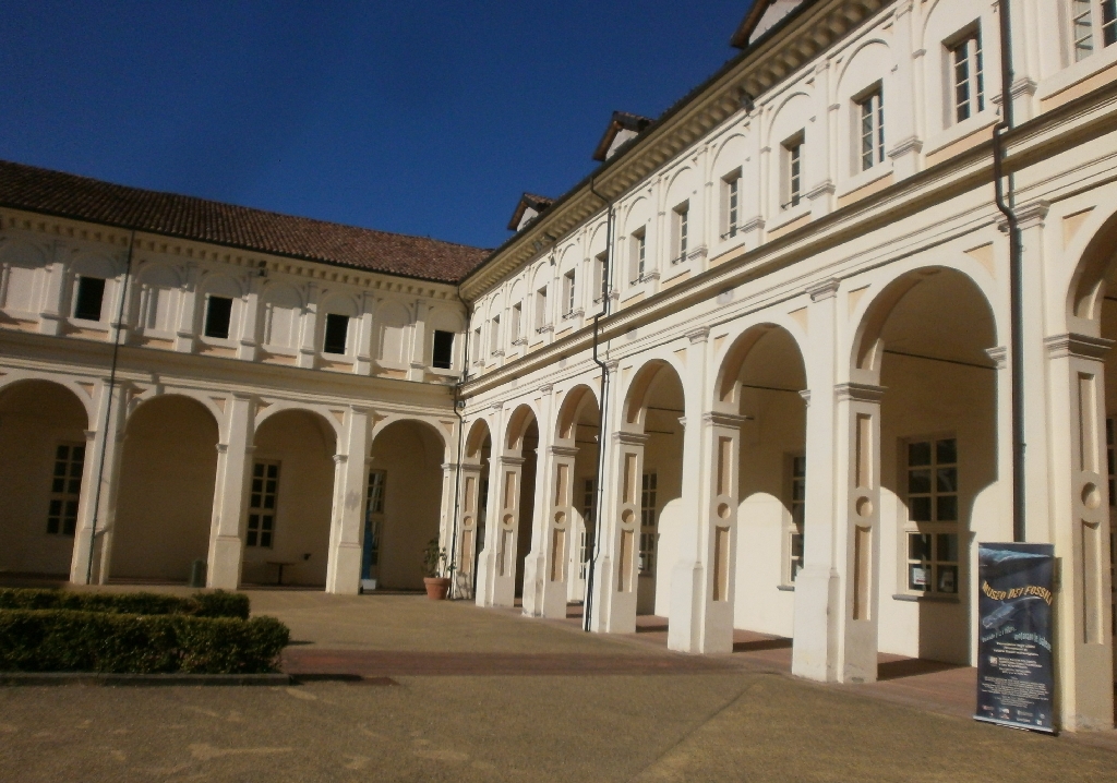 Veduta della corte interna del Palazzo del Michelerio sede del Parco Paleontologico Astigiano.