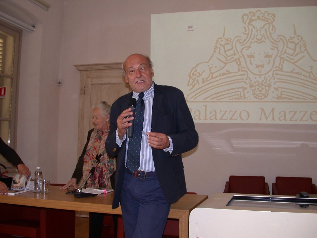 Avvio dell incontro di presentazione del libro di Elena Accati, Università di Torino, dal titolo "Le storie che non ti ho raccontato" da parte del Direttore artistico del Festival del Paesaggio agrario, Dott. Beppe Rovera.