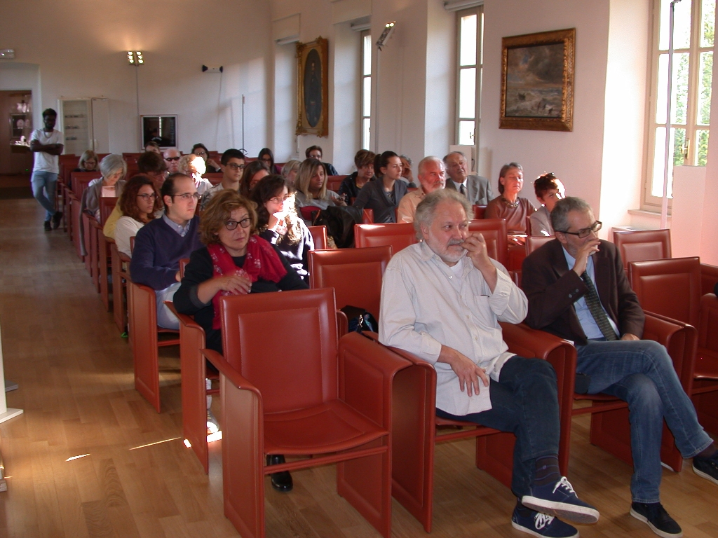 Veduta del folto ed interessato pubblico presente in sala alla presentazione del libro di Elena Accati, Università di Torino, dal titolo "Le storie che non ti ho raccontato".
