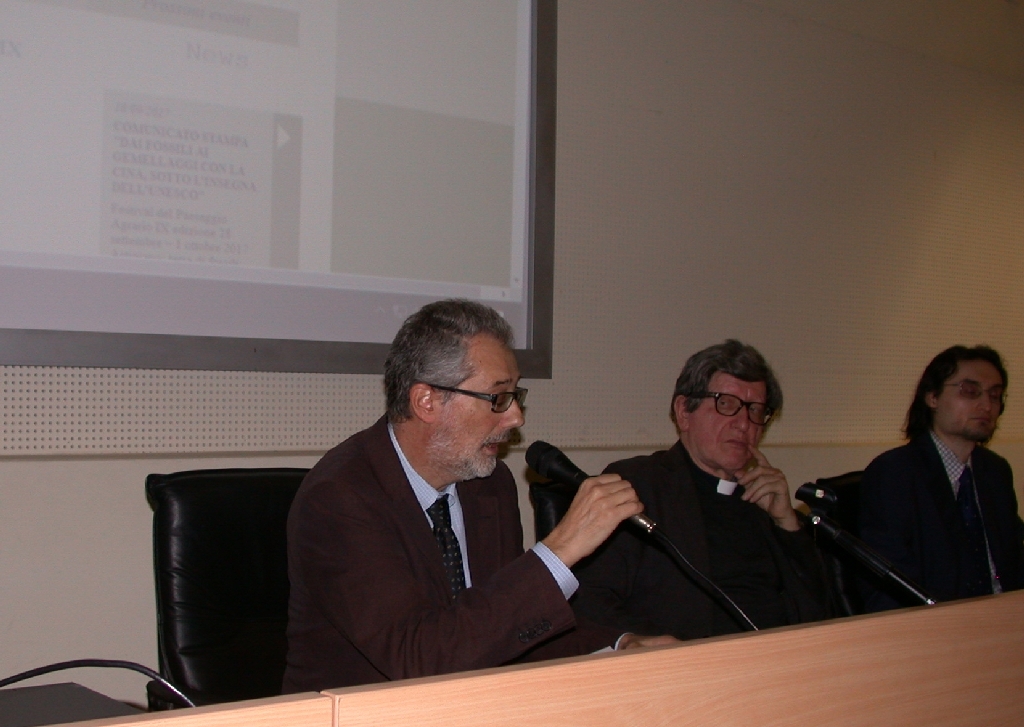 Avvio dei lavori della Tavola rotonda da parte del Moderatore, Dott. Francesco Scalfari (Direttore del Polo universitario di Asti) [FOTO  di Mirella Zitti].