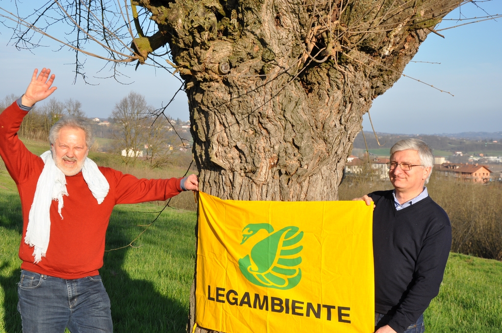 Bandiera di Legambiente tenuta davanti al bialbero di Villafranca d Asti da parte di Giancarlo Dapavo ed Angelo Porta.