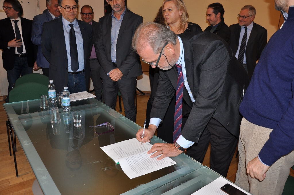 Firma ufficiale del Protocollo per la riattivazione della linea ferroviaria Asti-Alba da parte del Dott. Gilberto Balarello, Sindaco di Neive.