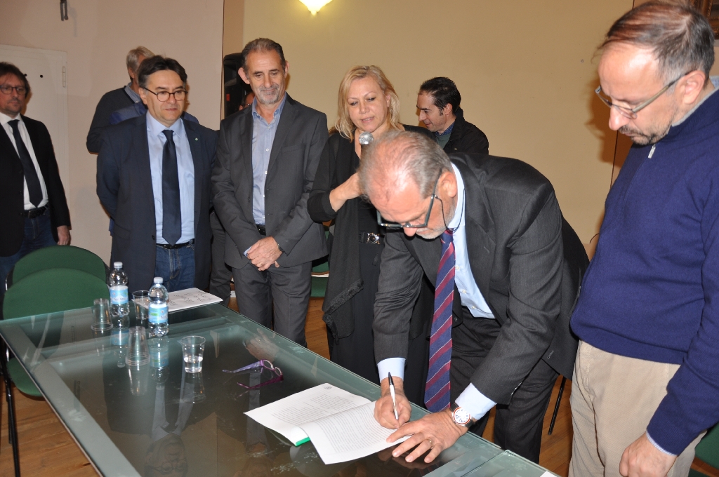 Firma ufficiale del Protocollo per la riattivazione della linea ferroviaria Asti-Alba da parte del Dott. Gilberto Balarello, Sindaco di Neive.