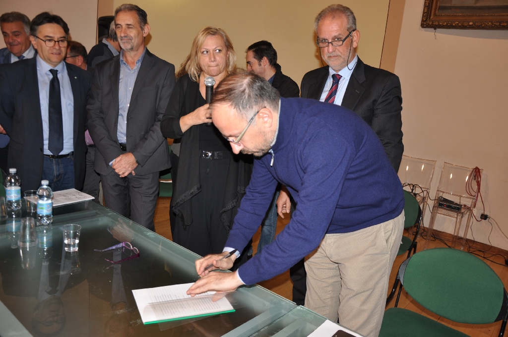 Firma ufficiale del Protocollo per la riattivazione della linea ferroviaria Asti-Alba da parte del Dott. Maurizio Rasero, Sindaco di Asti.