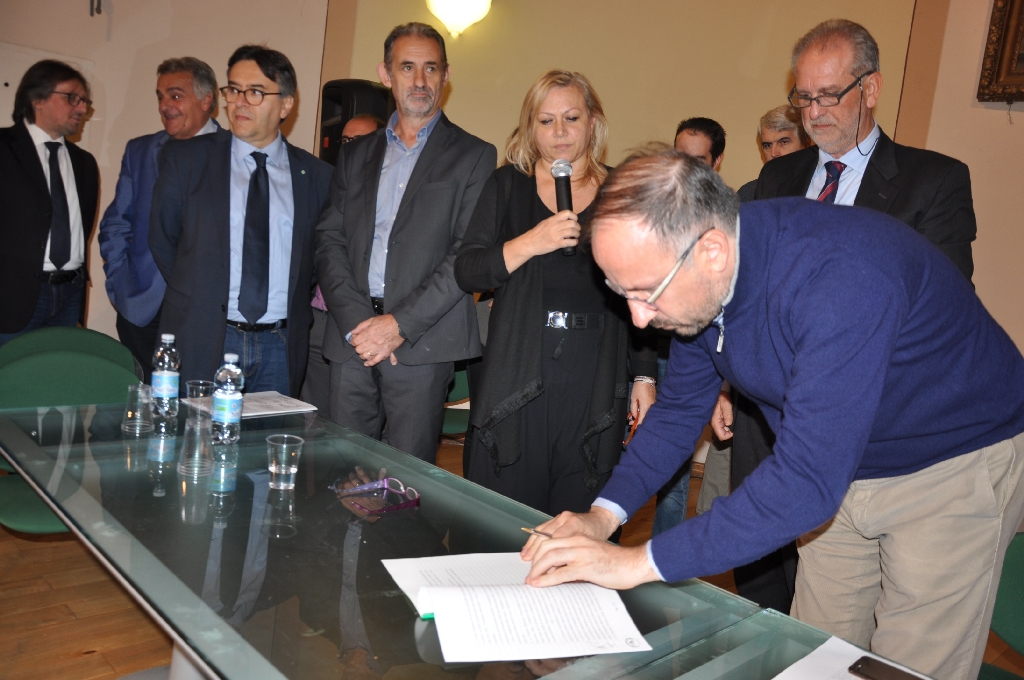 Firma ufficiale del Protocollo per la riattivazione della linea ferroviaria Asti-Alba da parte del Dott. Maurizio Rasero, Sindaco di Asti.