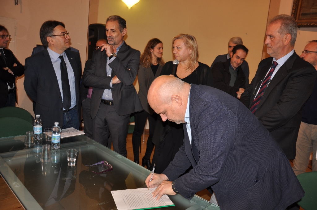 Firma ufficiale del Protocollo per la riattivazione della linea ferroviaria Asti-Alba da parte del Dott. Maurizio Marello, Sindaco di Alba.